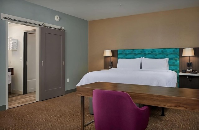 Your Dream Getaway! Free Breakfast, Pool, Pets Allowed, Free Parking!