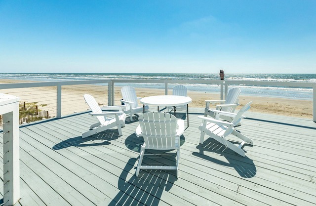 Your pineapple under the sea awaits! Beachfront, Huge Deck, Beach Equip & More
