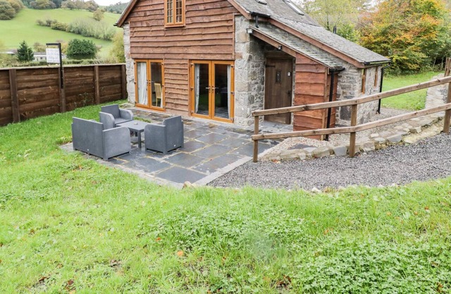 YR HEN EFAIL, pet friendly, character holiday cottage in Llanfyllin