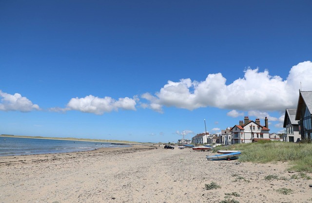 YR HEN LAETHDY, pet friendly, character holiday cottage in Rhosneigr