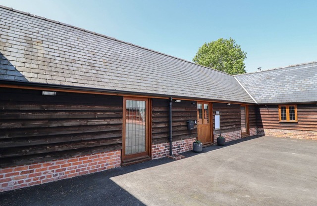 YSGUBOR FACHWEN, pet friendly, with a garden in Bettws Cedewain