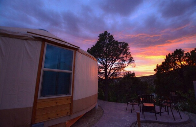 Yurt Near Bryce & Zion w/AC Private Bath 2 Kings