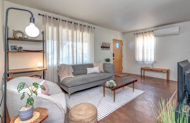ZonaMod MidCentury ⁜King ⁜FirePit ⁜Backyard ⁜Dog Friendly ⁜Near Downtown