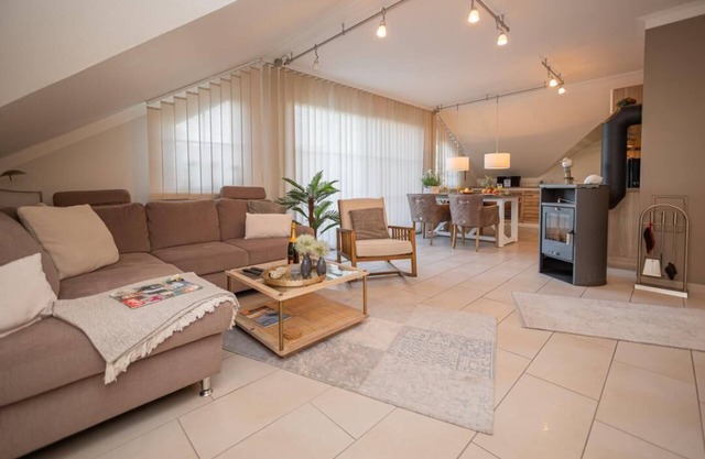 Zum Kranich, exclusive 4-star-plus vacation apartment with fireplace for 4 people in Zingst