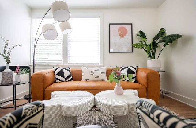 Zuma Suite | Walk to King Street Shops!