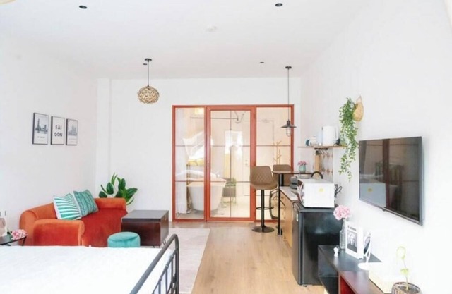 ZY 4. Little Saigon Balcony - Riverside Vibrant D1