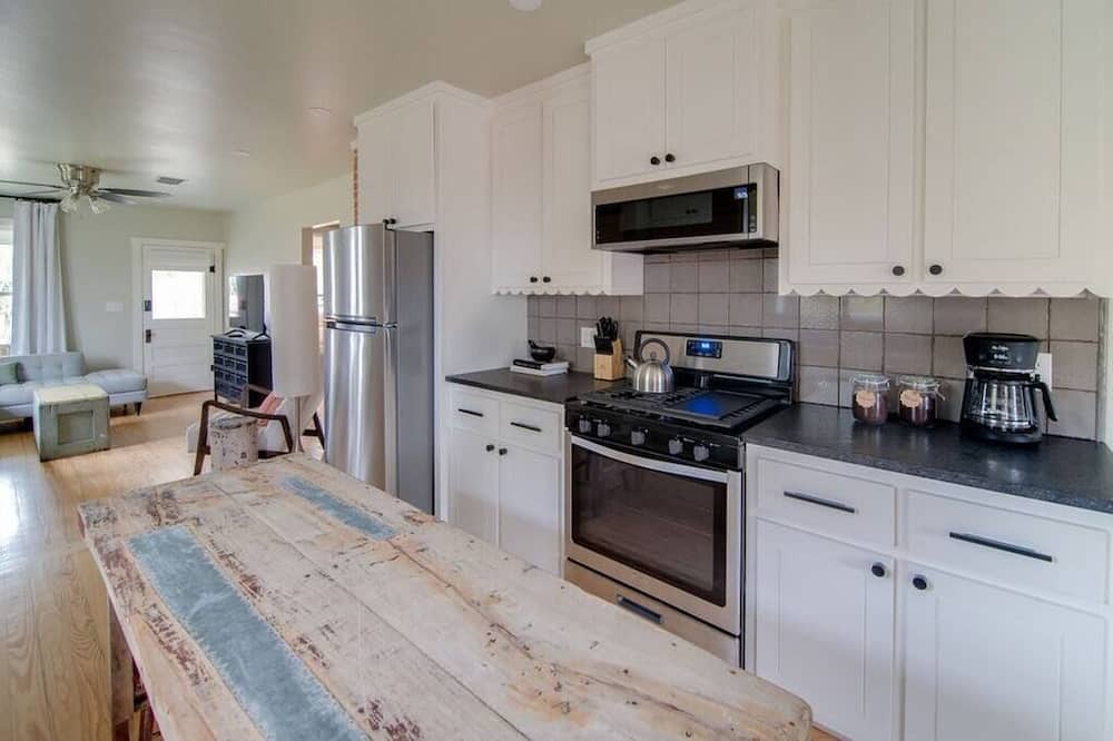 Fredericksburg House | Hot Tub, King Bed, Pet Friendly - The Craftsman