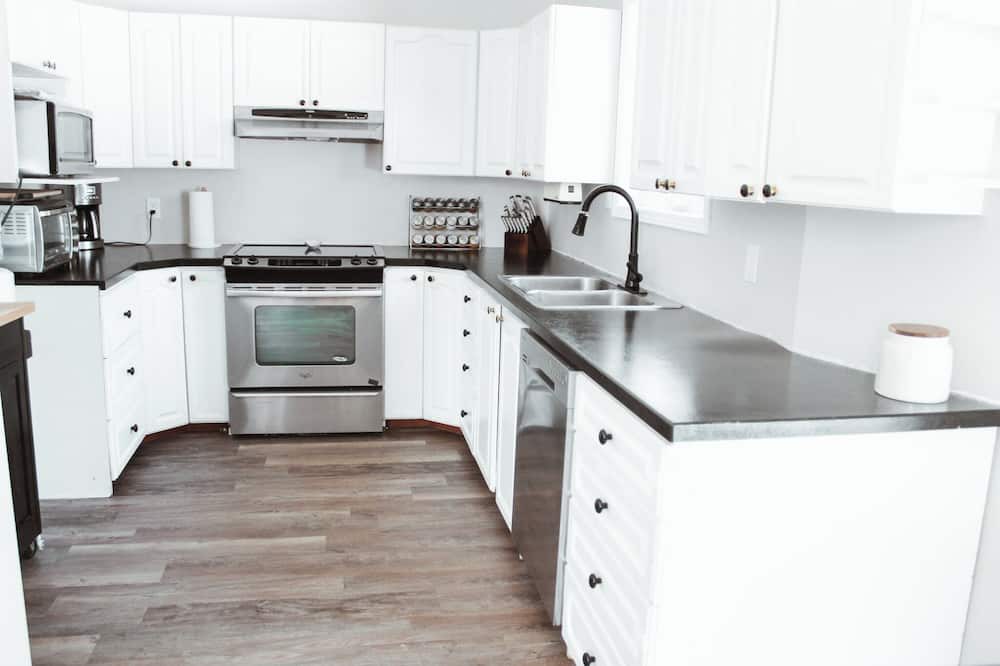 Prince George House | Spacious 4 Bedroom, 3 Bath Family & Dog-Friendly