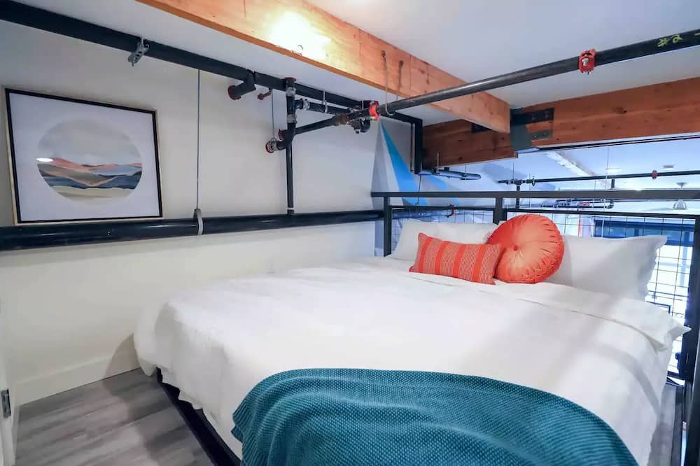 Artists Village Apartment | ☆Unique☆LoftOasis☆75”TV☆ 6mi>Disney☆KingBed☆Wifi☆