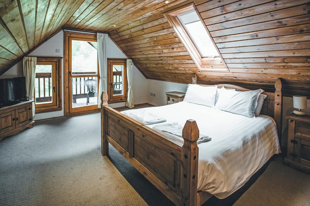 Scunthorpe Cabin | A stunning four bedroom lodge with a master bedroom double served by an en-suite shower room, a furt