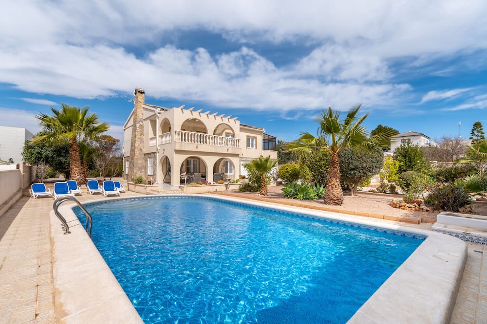 Quesada Villa | 'Villa Azul' with Private Pool, Wi-Fi and Air Conditioning