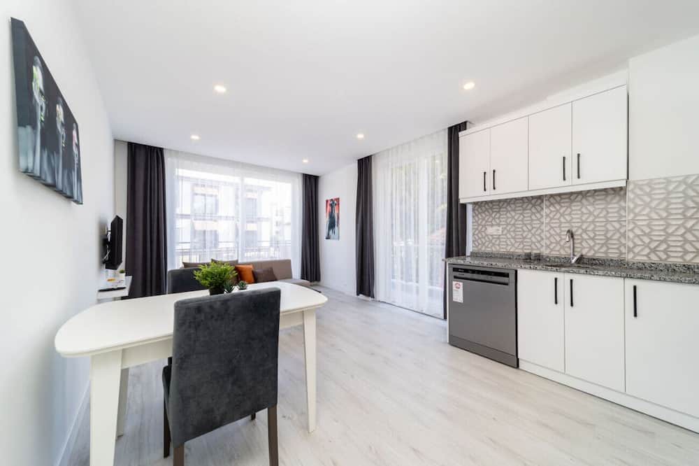 Eski Lara Apartment | Central Flat with Balcony in Muratpasa