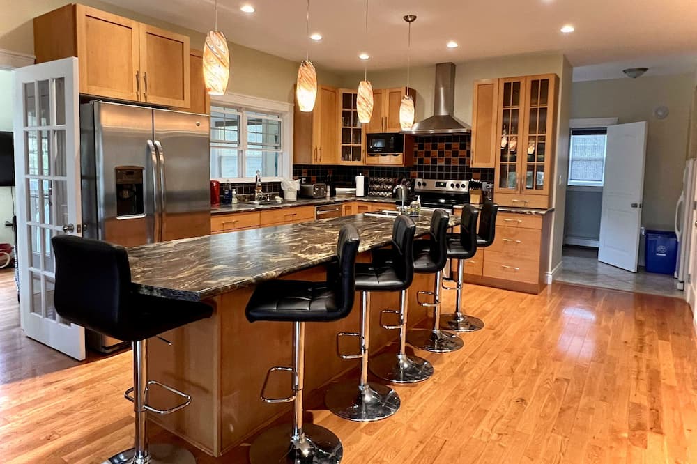 Clark's Harbour House | By the Vines Cottage - Hot Tub