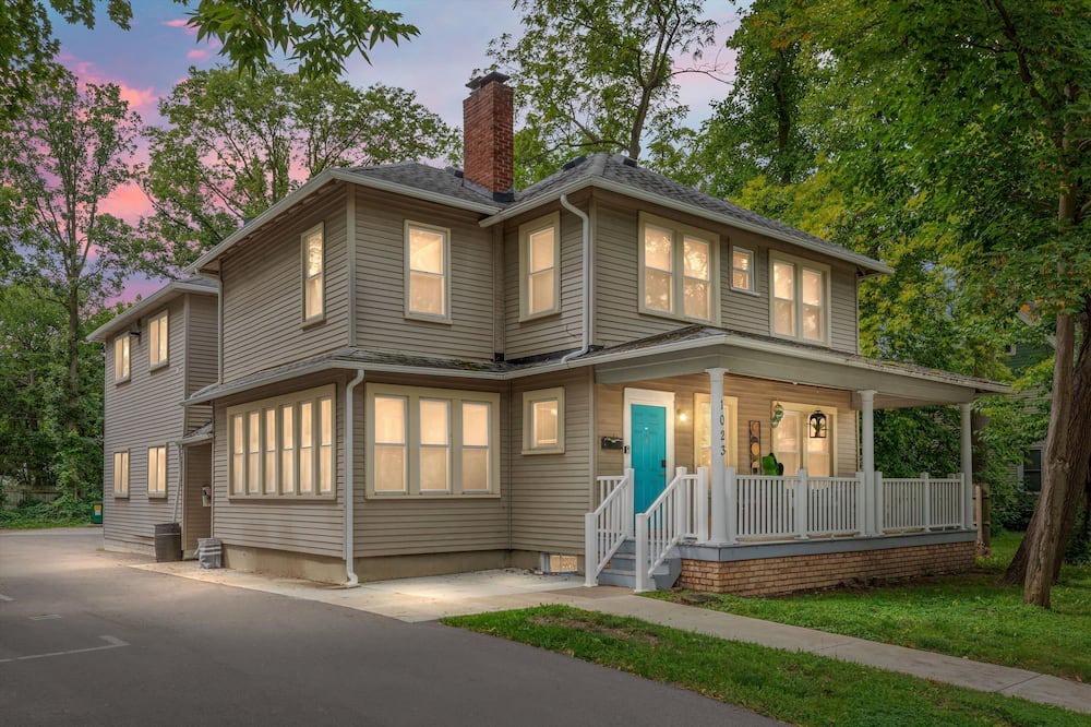 College Heights Apartment | Recently Remodeled and Sunlit Apartment Near EMU and UM