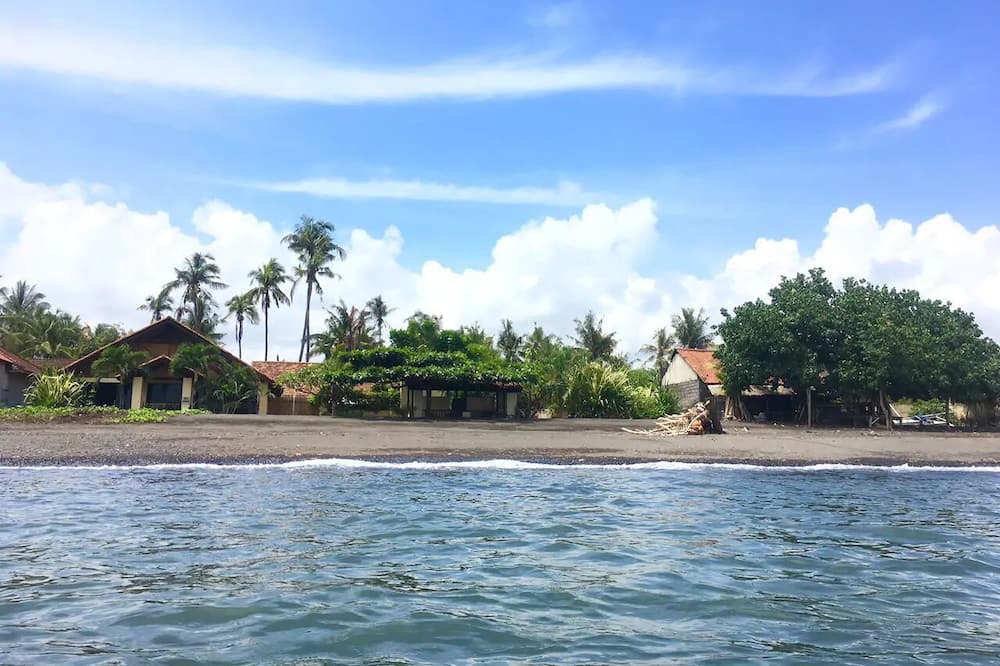 Banjartegehe Villa | Beachfront villa with private pool, garden and terrace