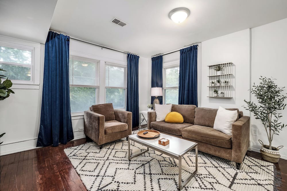 College Heights Apartment | Renovated Modern Unit| Walk to EMU | Short drive to UM and UM Hospital | Pets OK