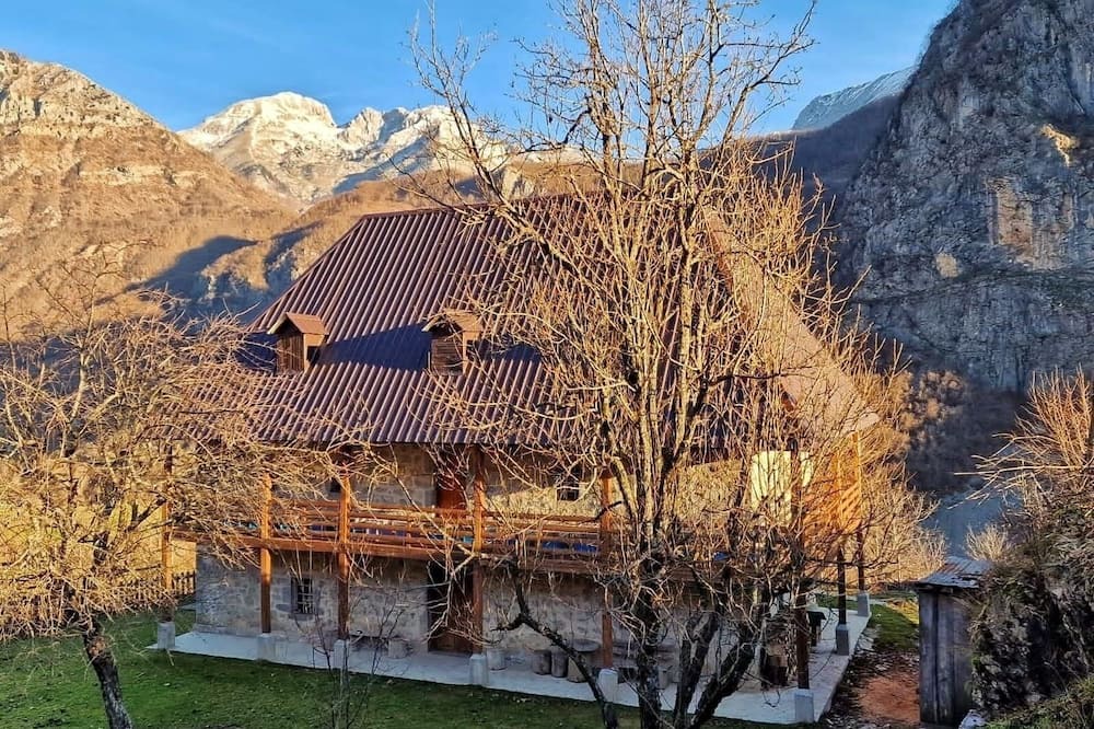 Curraj I Eperm House | 5 Minutes from the Center/best View/bio Food, Calmly!