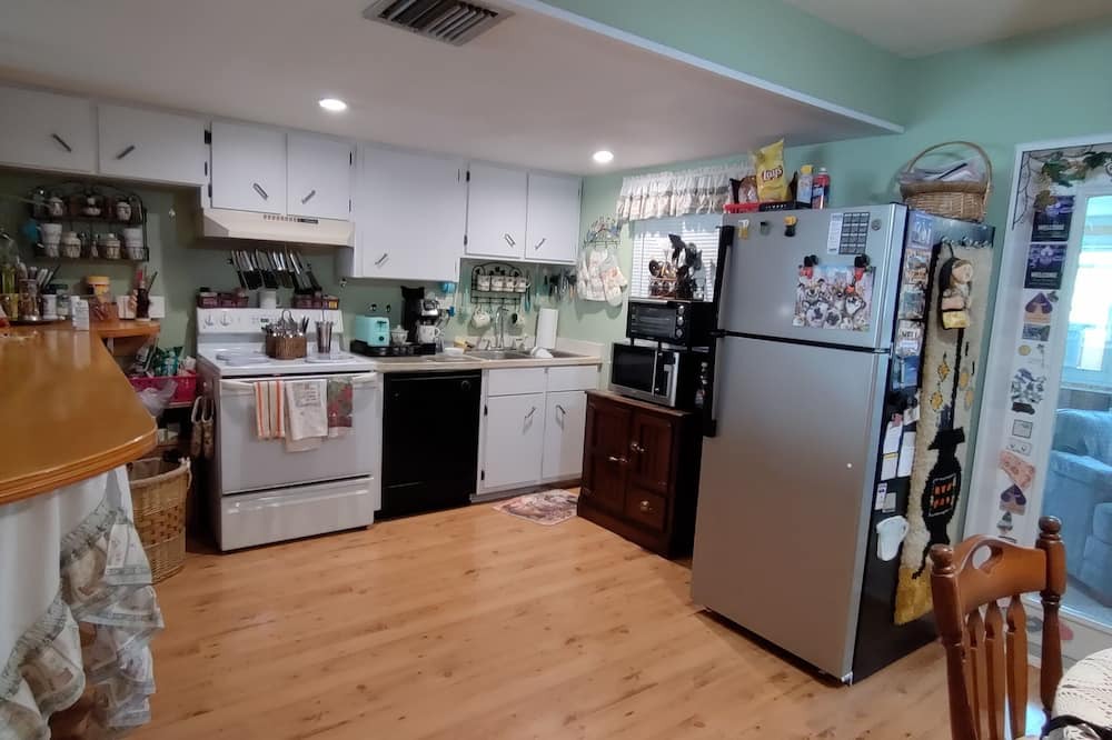 Port Charlotte House | Lovely quiet home for rent. Fully furnished you don’t even need your toothbrush.