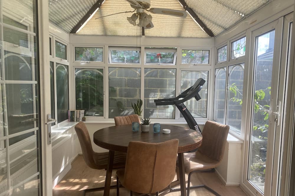 Abbey Wood Apartment | Beautiful ground floor flat with conservatory