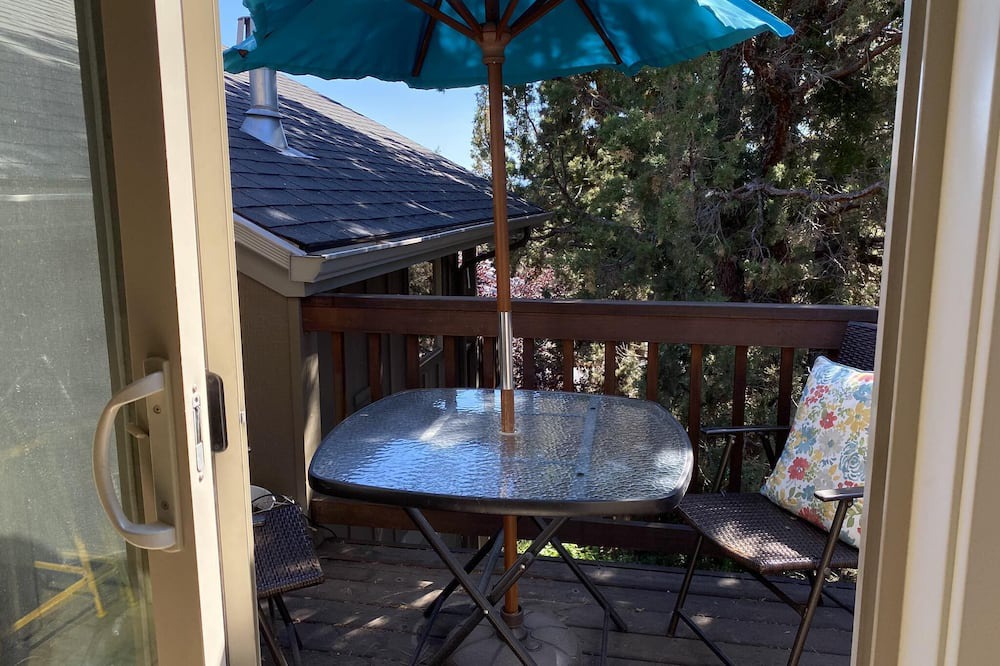 West Hills Apartment | Hillside Loft- Spacious Studio, 100+mbps Wifi, Gas Fireplace, AC, Balcony