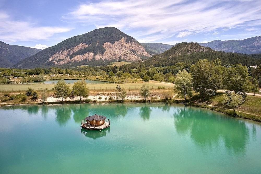 Chatillon-en-Diois Ski Chalet | Luxe Sanitary XL 6 pers. Villatent at lake Lac Blue | Mountains| Family campsite