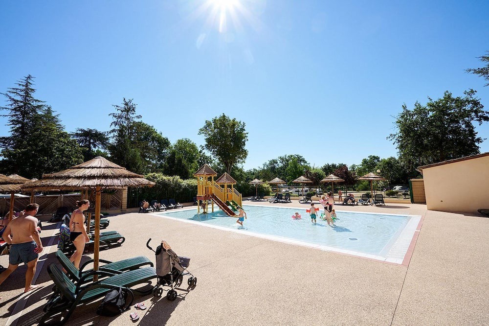 Gigny-sur-Saone Ski Chalet | Luxe 5 Pers. Villatent at 5-star castle campsite Château de L 'Epervière