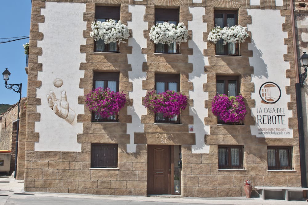 Acedo Apartment | The house of the home. CALBOTE Studio: 135cm bed, bathroom and kitchen-living room.