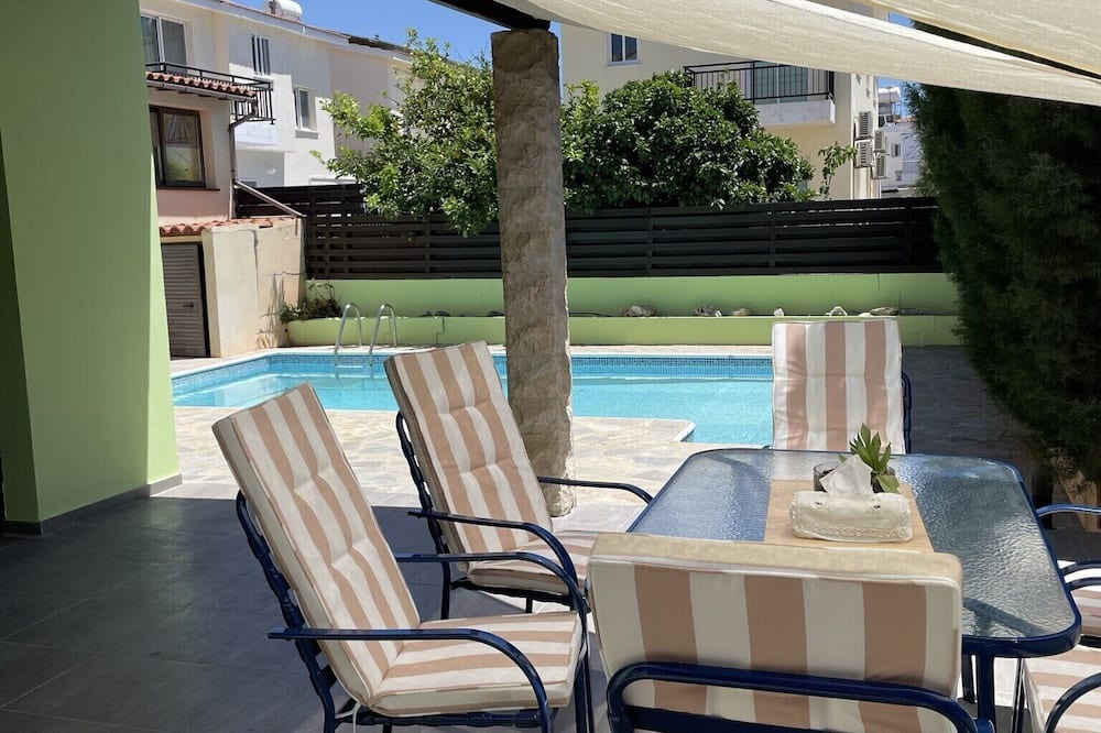 Universal House | Well situated comfortable luxury villa with swimming pool.