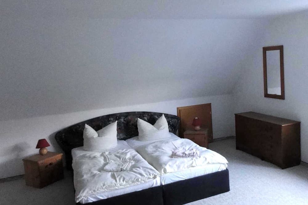 Lubkow Apartment | Double room 30 m² (shared bathroom) - thatched roof house Landhaus Ulrich