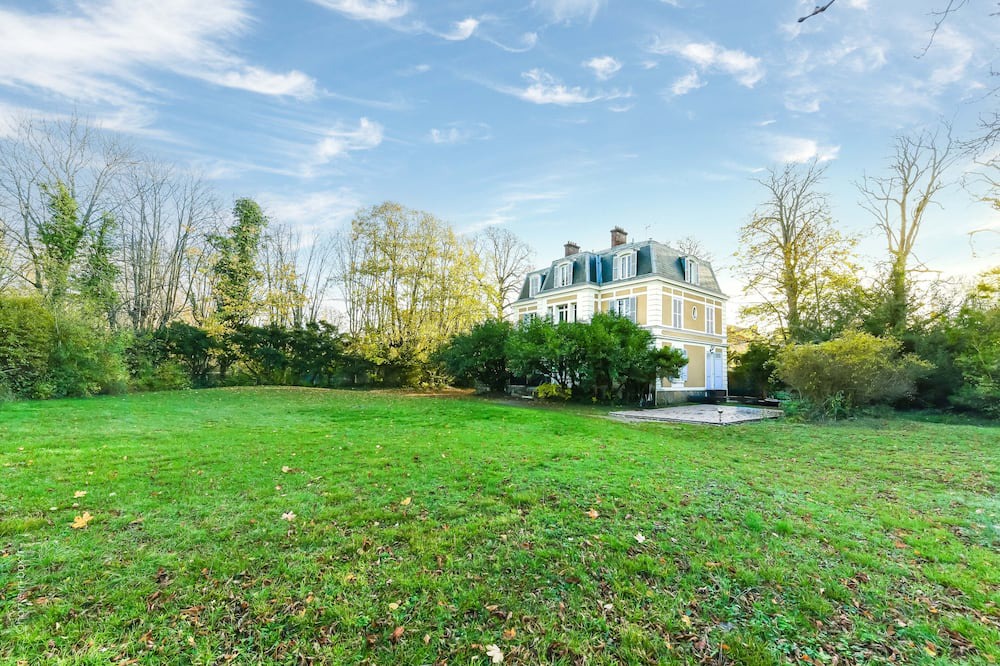 Champrosay House | middle-class house