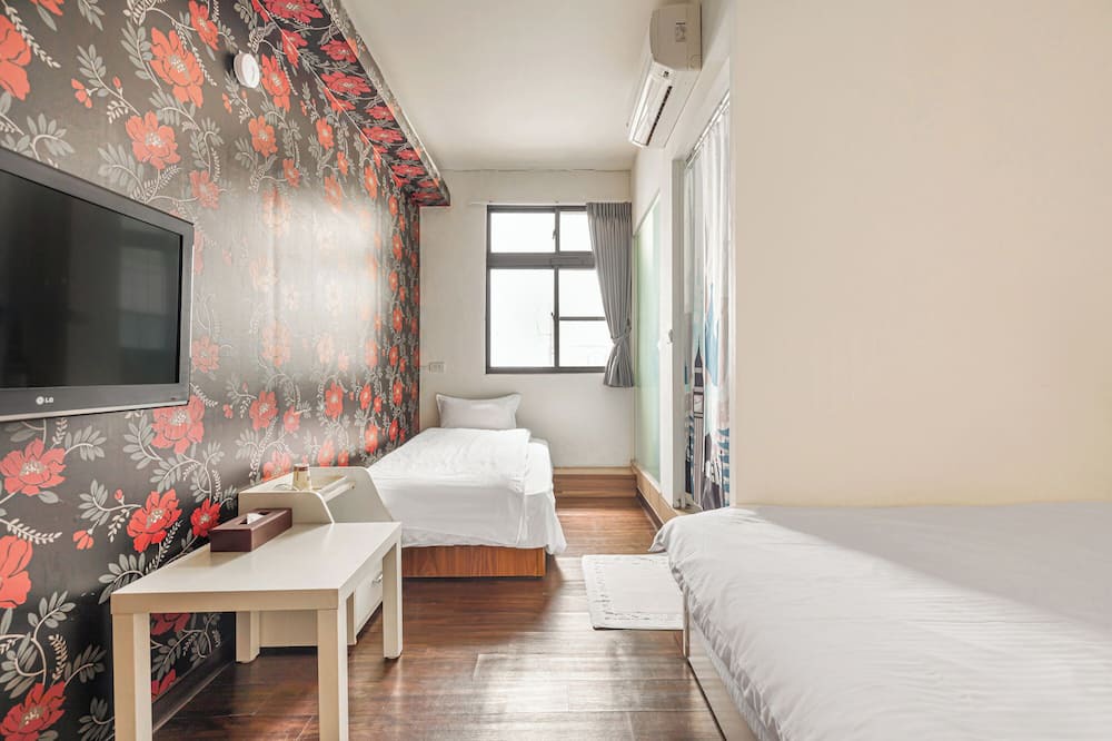 Luodong Bed & Breakfast | Orange house