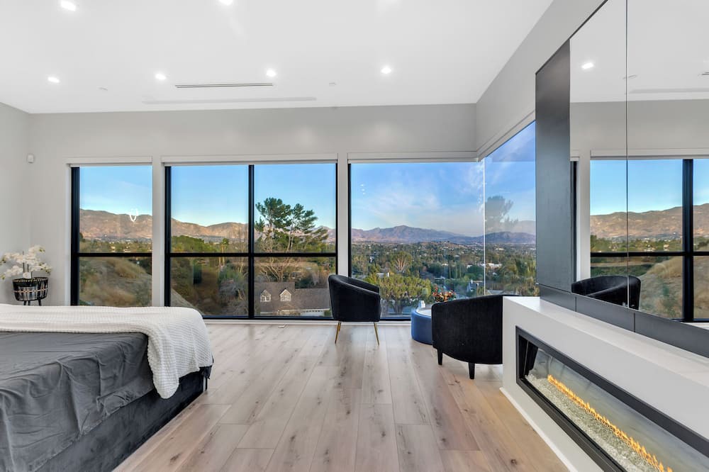 Granada Hills North House | Luxury 5,000 sqft Home W/View &Infinity Pool & Spa!