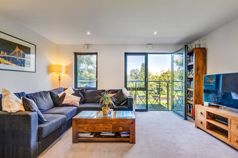 Chelsea Harbour Apartment | Spacious, modern, cosy apartment in the heart of Battersea