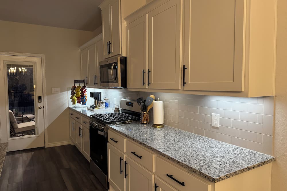 Wellborn House | Modern Aggie-Friendly Retreat - 15 mins to Kyle Field
