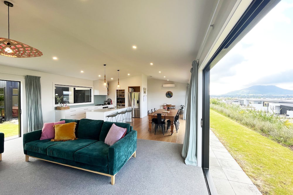Nukuhau House | Panoramic Paradise: Stunning Lake and Mountain Views in Taupō
