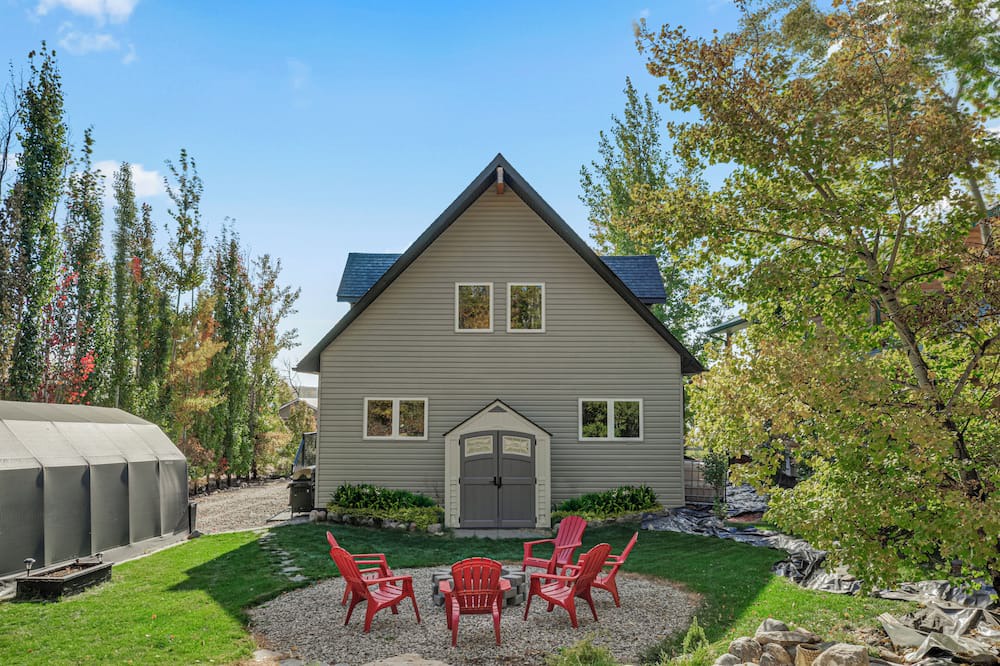 Saint Louis Cottage | Cheerful Cottage with Indoor Hot Tub. Great Getaway!