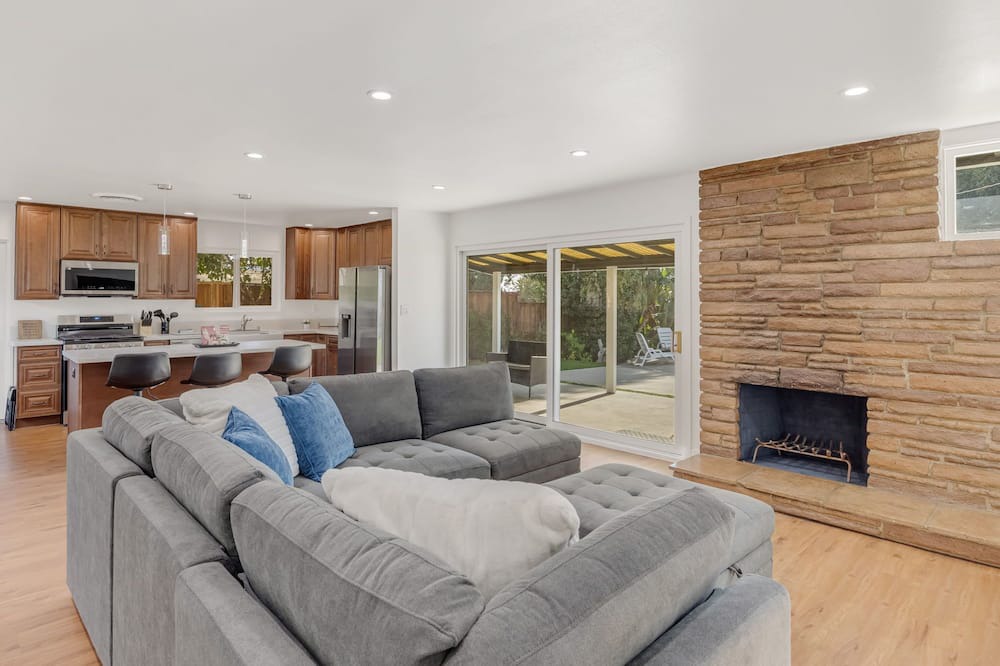 Granada Hills South House | Ultimate Valley Lounge and Swim