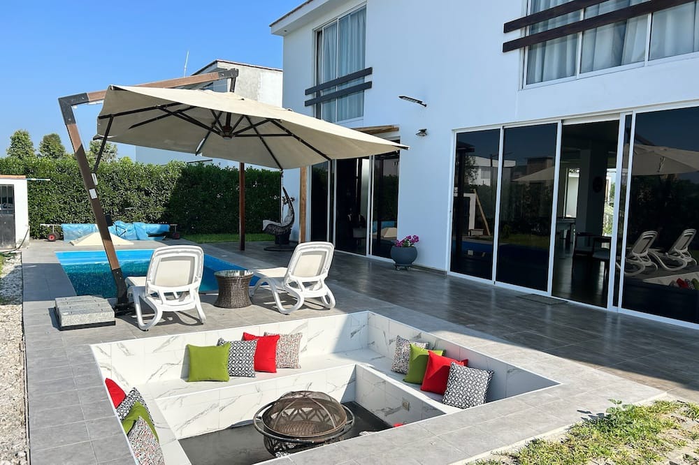 El Carmen House | Hermosa Villa en Condominio cerrado con vigilancia permanente y piscina privada.