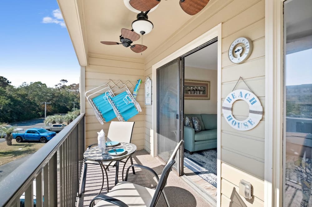 Palmetto Dunes Condo | Beachfront resort condo on Hilton Head with balcony, bunks, and beach bar!