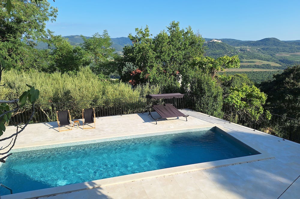 Oprtalj Cottage | Charming 2-bedroom cottage with swimmingpool in welcoming Oprtalj with WiFi, AC