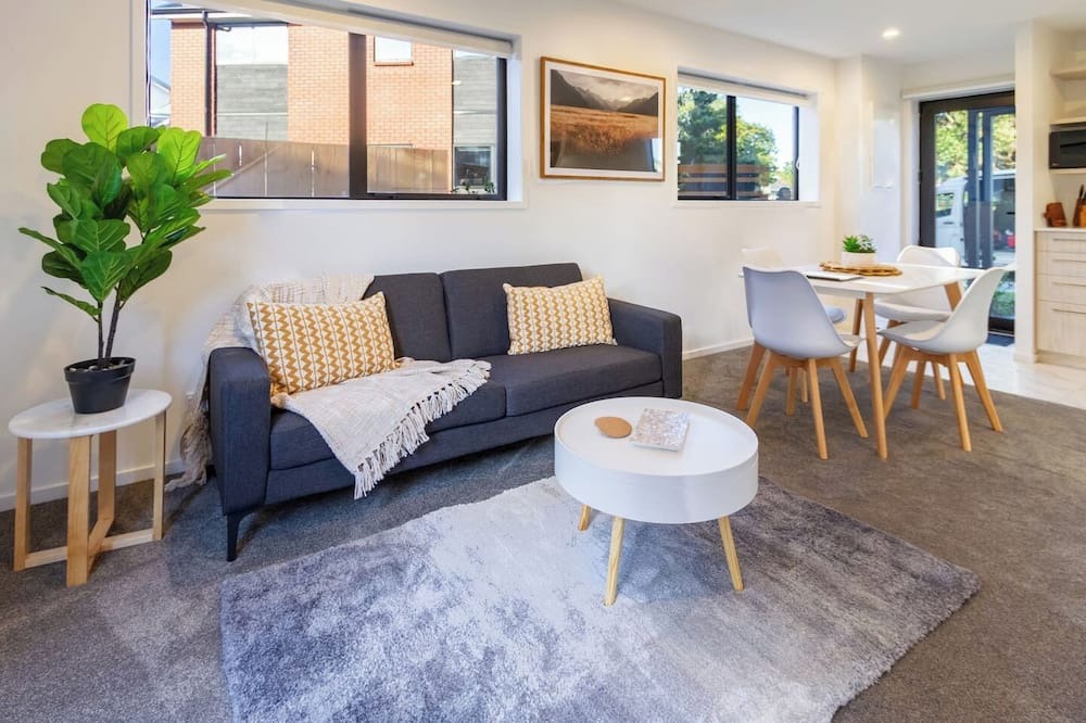 Henderson House | Prime West Auckland: 2Bedroom Townhouse