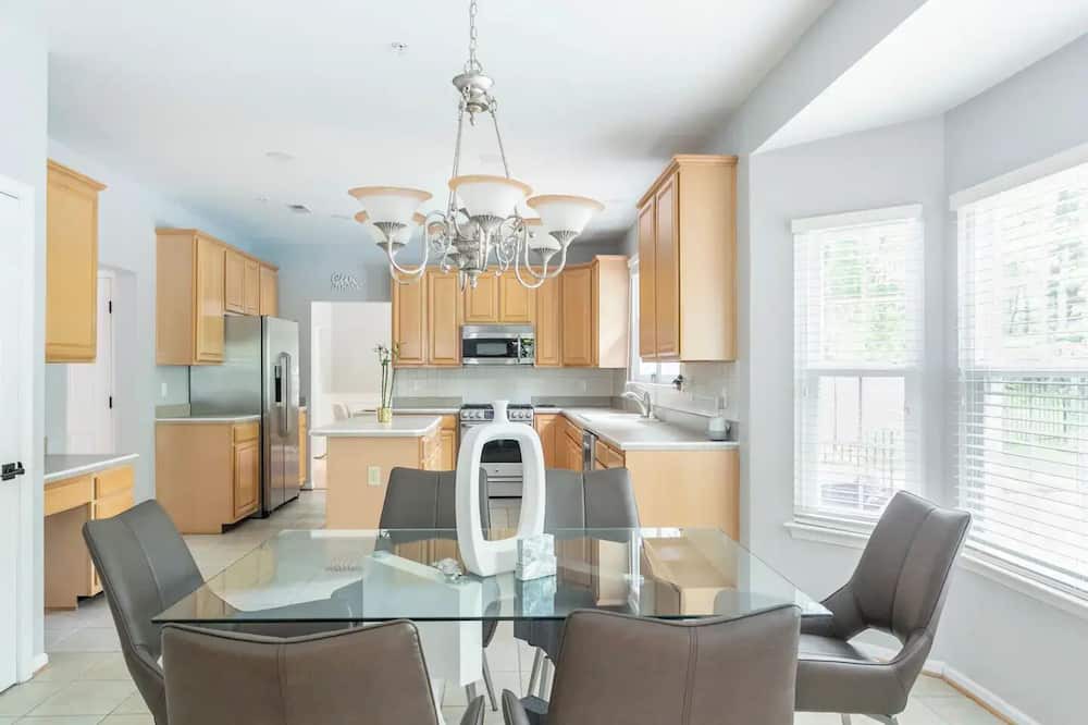 Fort Washington House | Spacious Family Home w/Pool, DC Area