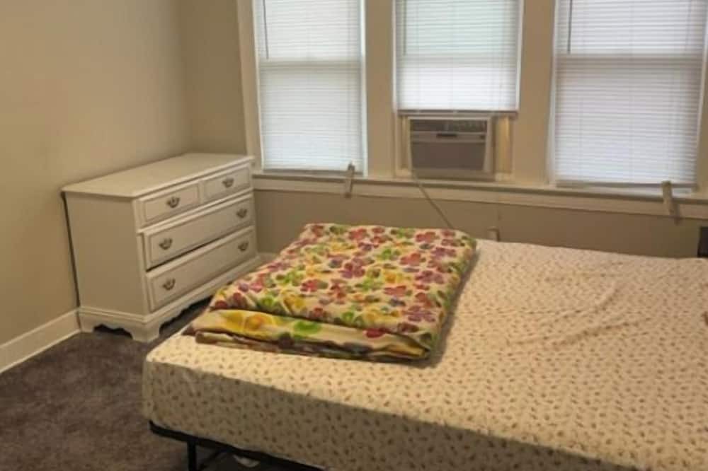 Robertsdale House | Charming 2-bedroom house in delightful Whiting with AC, WiFi