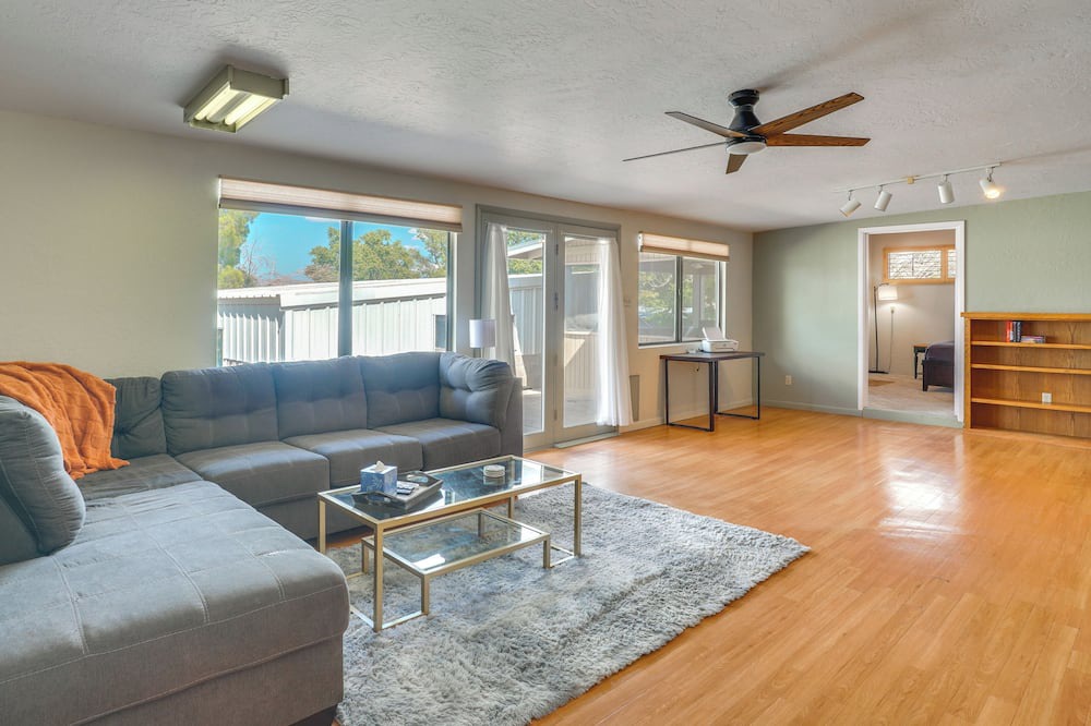 Pomerene House | 11 Mi to Kartchner Caverns: Home w/Yard in Benson