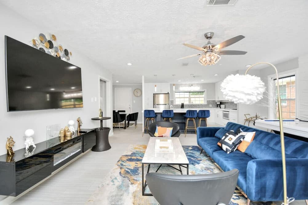 MacGregor House | Sleeps 20~7BD5BA Min to UH, TSU&TX Medical Center