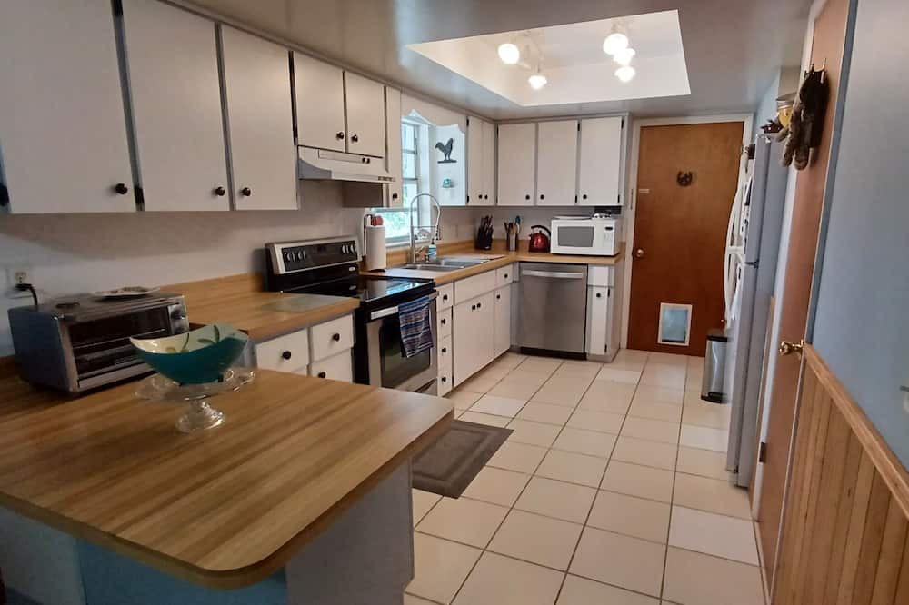 Hollywood Estates Of Canova Park House | Charming 3-bedroom house with AC, WiFi in brilliant Melbourne