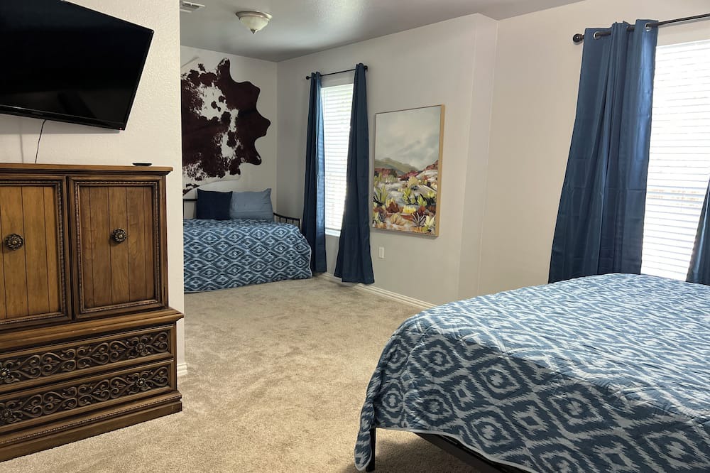 Corinth House | Blue Door on Aspen: Cozy 3BR Retreat with BBQ Grill & Playground for Families