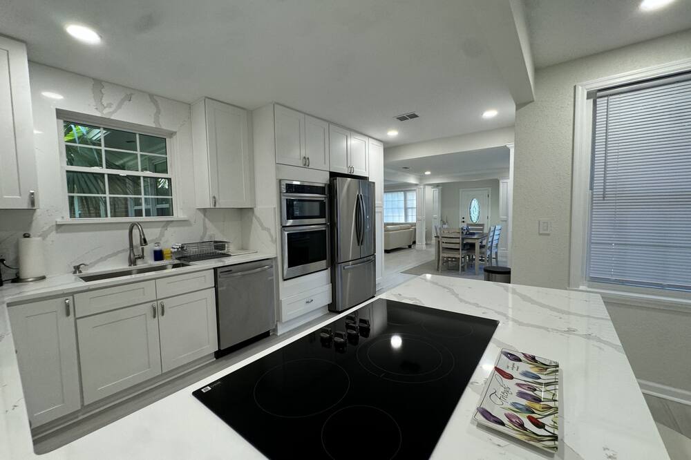 Hollyford House | Updated Home - JAX Zoo - Downtown - Beaches 25 min