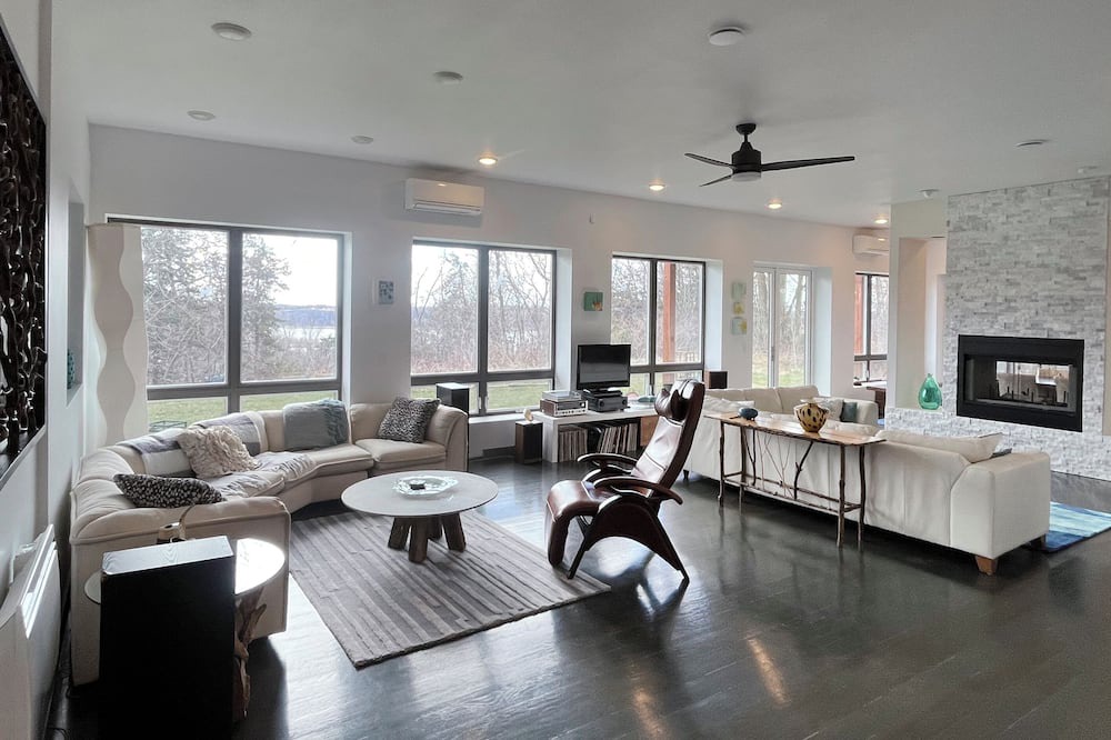Hazel Green House | Private Lux House on 4 acres w Mississippi Views 10 min from Downtown Dubuque