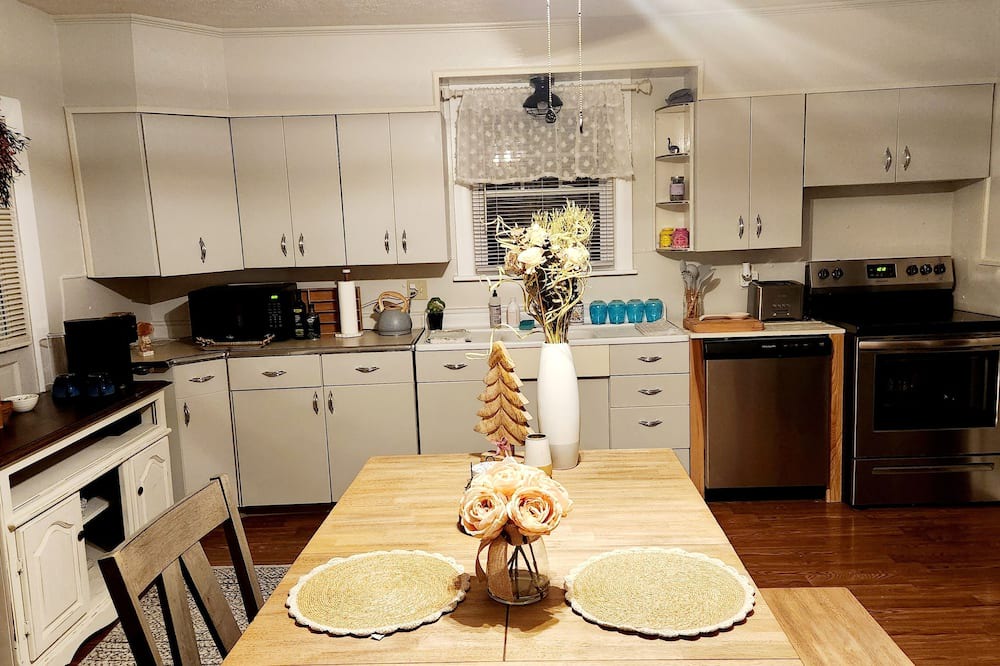 Quicksburg Other | Serenity Farmhouse - 2 Bedrooms, 1.38 Acres, Near Vineyards & Caverns